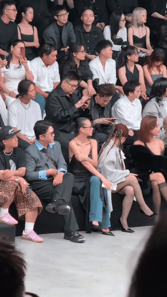 Nàng hậu bị nói "không đủ tầm" chỉ mặc đơn giản tới fashion show mà ấn tượng cỡ này- Ảnh 3. Nàng hậu bị nói "không đủ tầm" chỉ mặc đơn giản tới fashion show mà ấn tượng cỡ này- Ảnh 3.