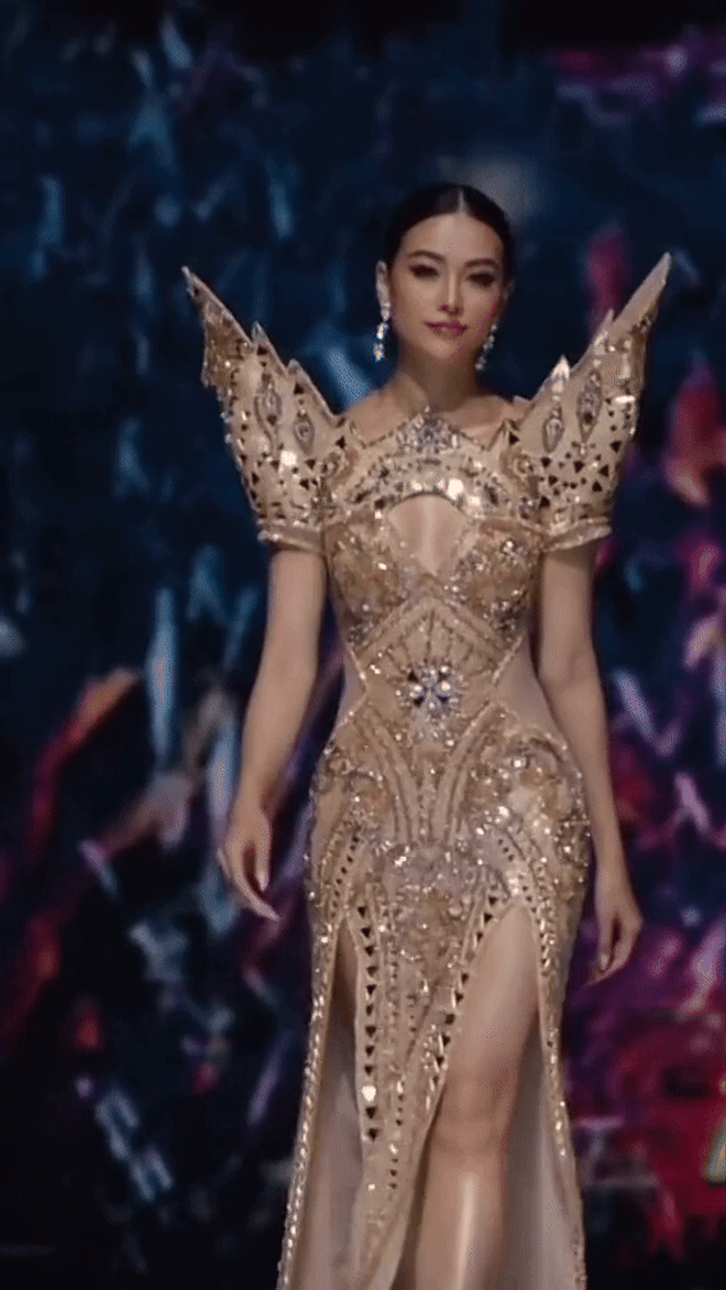 Nàng hậu bị nói "không đủ tầm" chỉ mặc đơn giản tới fashion show mà ấn tượng cỡ này- Ảnh 7. Nàng hậu bị nói "không đủ tầm" chỉ mặc đơn giản tới fashion show mà ấn tượng cỡ này- Ảnh 7.