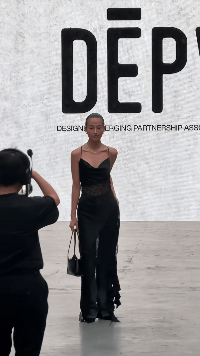 Nàng hậu bị nói "không đủ tầm" chỉ mặc đơn giản tới fashion show mà ấn tượng cỡ này- Ảnh 1. Nàng hậu bị nói "không đủ tầm" chỉ mặc đơn giản tới fashion show mà ấn tượng cỡ này- Ảnh 1.