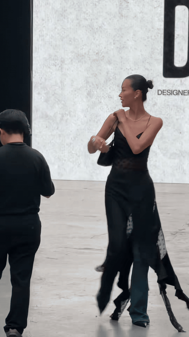 Nàng hậu bị nói "không đủ tầm" chỉ mặc đơn giản tới fashion show mà ấn tượng cỡ này- Ảnh 2. Nàng hậu bị nói "không đủ tầm" chỉ mặc đơn giản tới fashion show mà ấn tượng cỡ này- Ảnh 2.