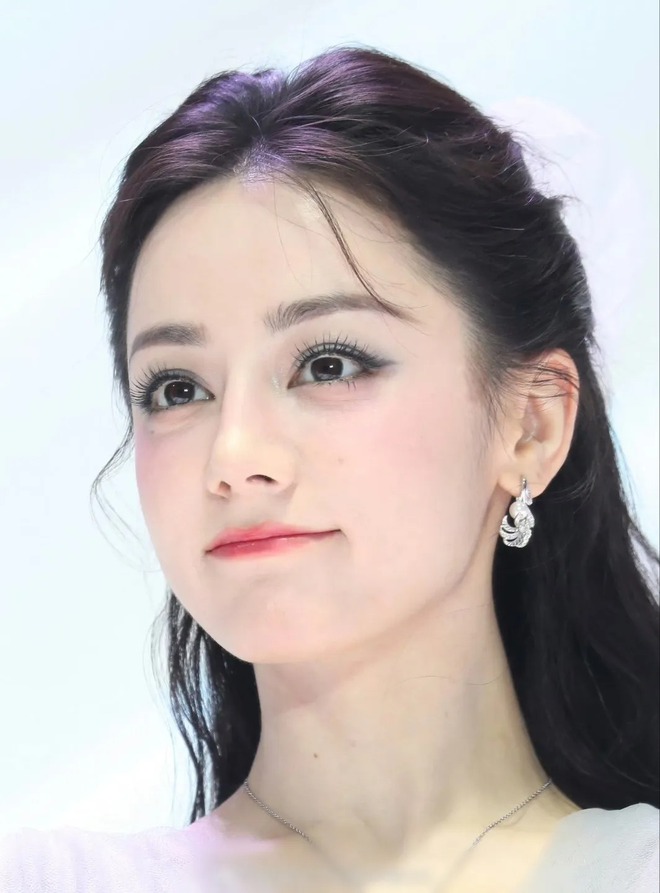 Địch Lệ Nhiệt Ba lại gây sốt cõi mạng- Ảnh 4.
