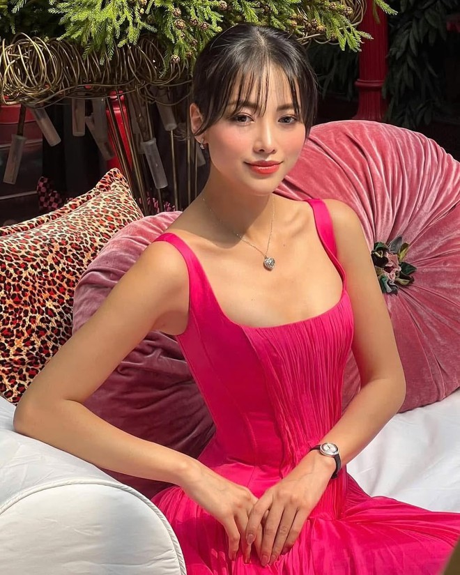 Nàng hậu bị nói "không đủ tầm" chỉ mặc đơn giản tới fashion show mà ấn tượng cỡ này- Ảnh 12. Nàng hậu bị nói "không đủ tầm" chỉ mặc đơn giản tới fashion show mà ấn tượng cỡ này- Ảnh 12.
