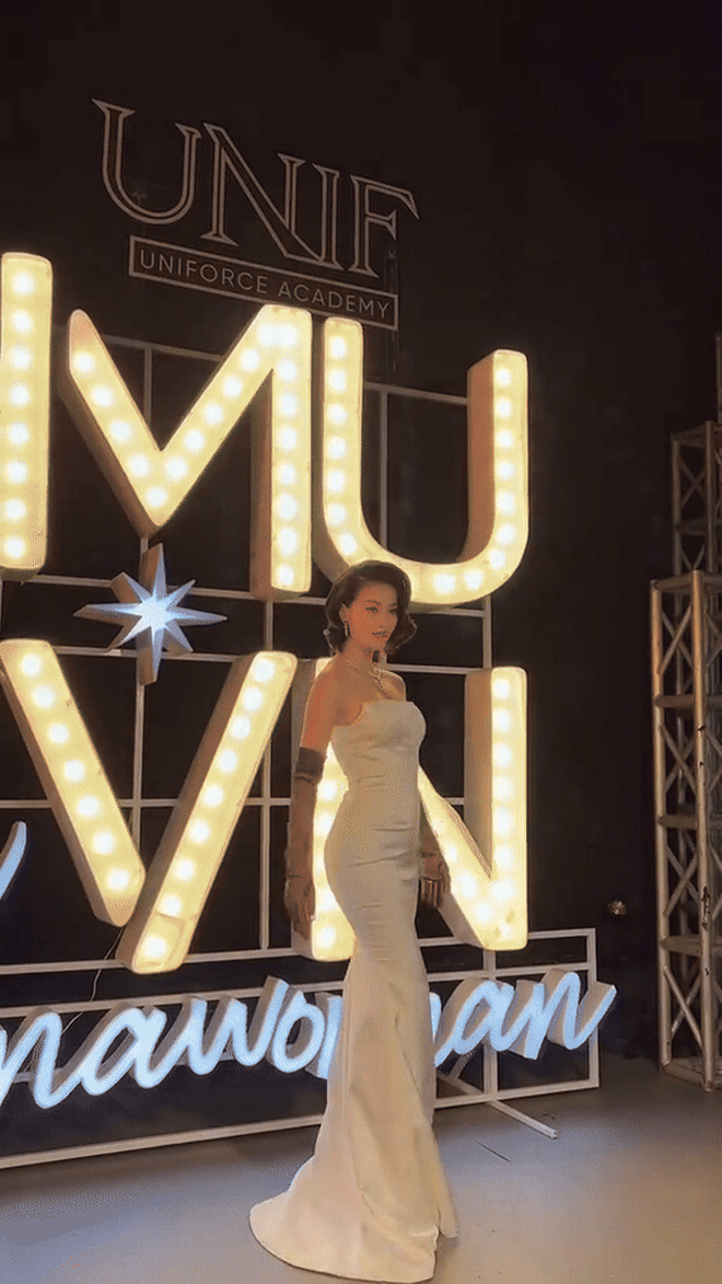 Nàng hậu bị nói "không đủ tầm" chỉ mặc đơn giản tới fashion show mà ấn tượng cỡ này- Ảnh 9. Nàng hậu bị nói "không đủ tầm" chỉ mặc đơn giản tới fashion show mà ấn tượng cỡ này- Ảnh 9.
