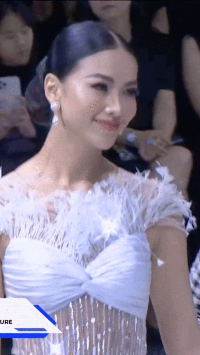 Nàng hậu bị nói "không đủ tầm" chỉ mặc đơn giản tới fashion show mà ấn tượng cỡ này- Ảnh 8. Nàng hậu bị nói "không đủ tầm" chỉ mặc đơn giản tới fashion show mà ấn tượng cỡ này- Ảnh 8.