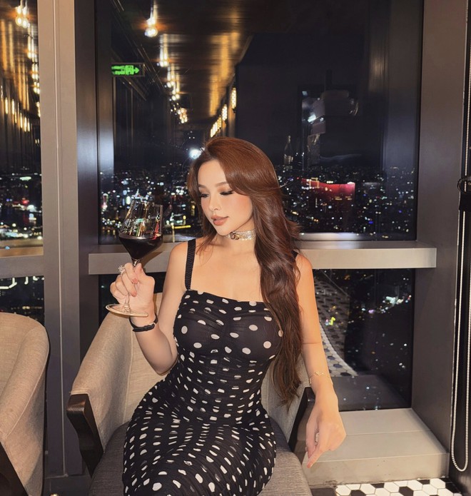 Huyền Baby đọ sắc cùng mẹ ruột và chị gái, dân mạng "lú lẫn" vì 3 mẹ con trẻ trung như nhau- Ảnh 1. Huyền Baby đọ sắc cùng mẹ ruột và chị gái, dân mạng "lú lẫn" vì 3 mẹ con trẻ trung như nhau- Ảnh 1.
