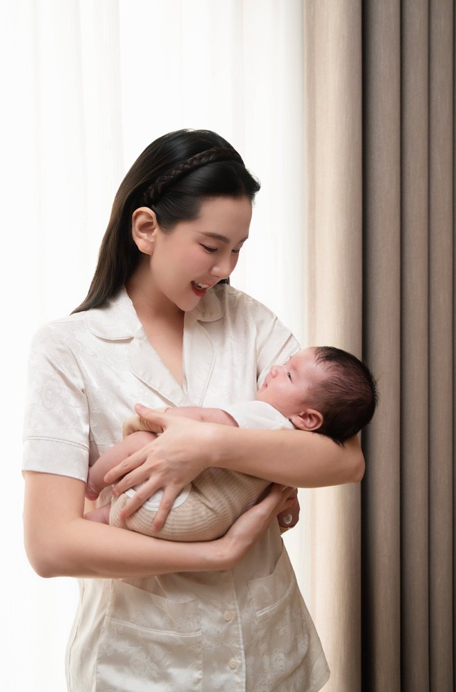 Quý tử nhà MC Mai Ngọc mới 2 tháng tuổi đã biết lật, đôi bàn tay mũm mĩm khiến team bỉm sữa phát mê- Ảnh 2. Quý tử nhà MC Mai Ngọc mới 2 tháng tuổi đã biết lật, đôi bàn tay mũm mĩm khiến team bỉm sữa phát mê- Ảnh 2.