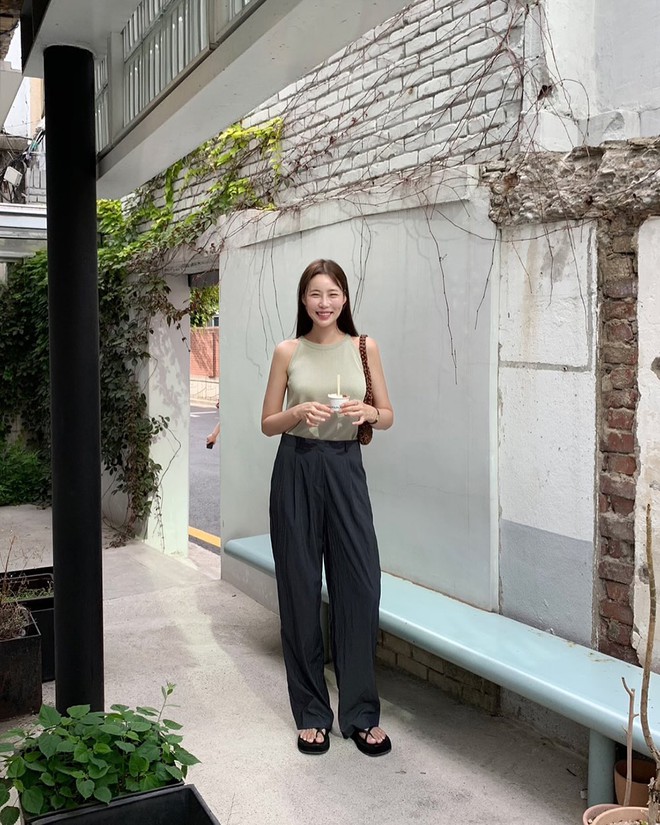 5 mẫu áo đơn giản mà tuyệt đẹp để mặc với quần ống rộng, giúp chị em được đánh giá cao ở gu thời trang- Ảnh 9. 5 mẫu áo đơn giản mà tuyệt đẹp để mặc với quần ống rộng, giúp chị em được đánh giá cao ở gu thời trang- Ảnh 9.