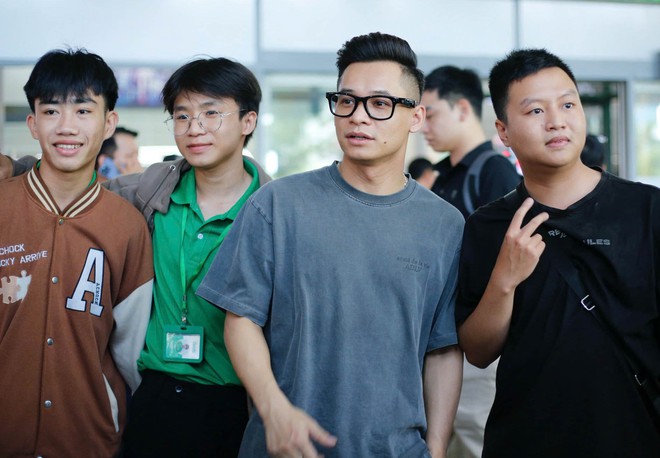 Anh Tài Hồng Sơn lộ diện trẻ trung tại sân bay trước ngày đấu MU- Ảnh 5. Anh Tài Hồng Sơn lộ diện trẻ trung tại sân bay trước ngày đấu MU- Ảnh 5.