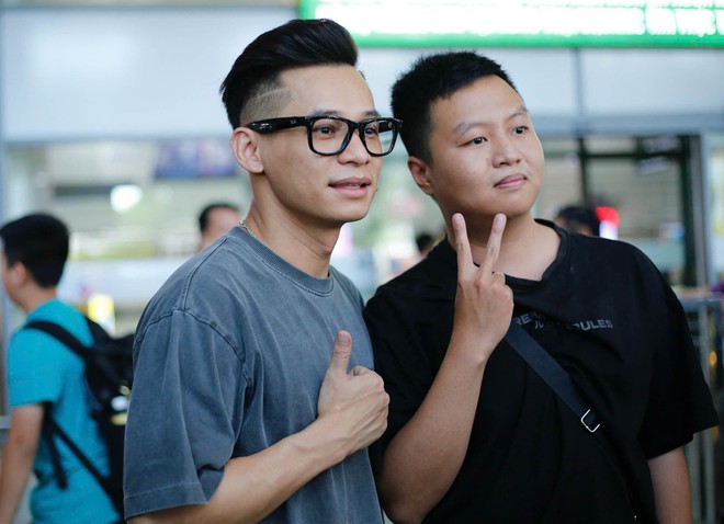 Anh Tài Hồng Sơn lộ diện trẻ trung tại sân bay trước ngày đấu MU- Ảnh 6. Anh Tài Hồng Sơn lộ diện trẻ trung tại sân bay trước ngày đấu MU- Ảnh 6.
