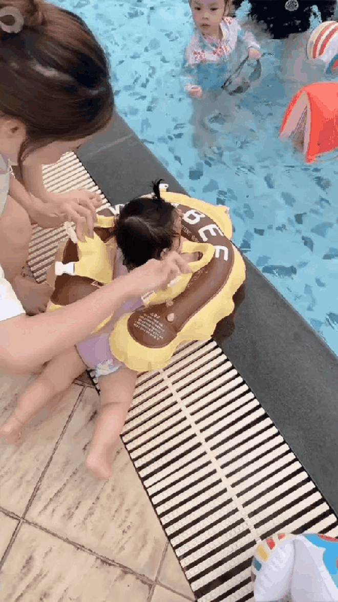 Hot baby Hannie lần đầu đi bơi cùng ba và chị Winnie: Dân tình nhận xét "bản copy thu nhỏ của ba Ông Cao Thắng" đây rồi!- Ảnh 2. Hot baby Hannie lần đầu đi bơi cùng ba và chị Winnie: Dân tình nhận xét "bản copy thu nhỏ của ba Ông Cao Thắng" đây rồi!- Ảnh 2.