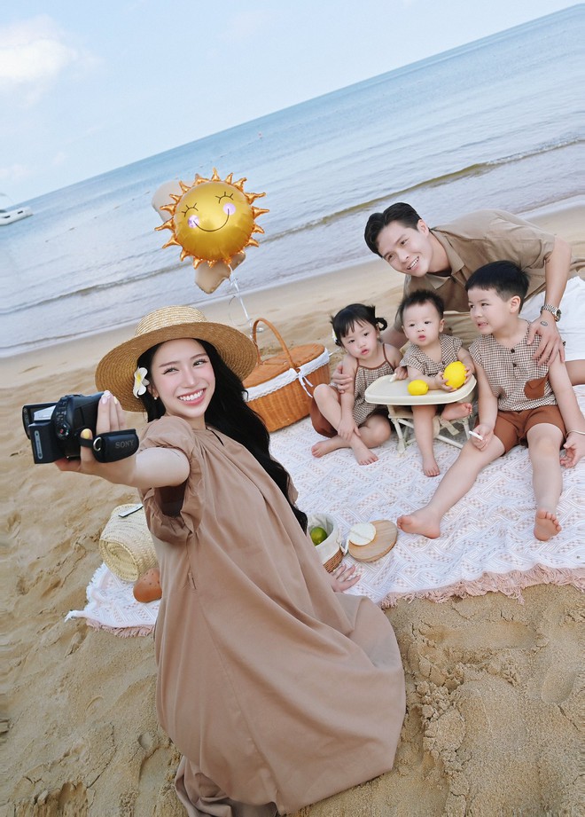 Thiên kim nhà đại gia Minh Nhựa đăng ảnh mừng sinh nhật con trai, fan xuýt xoa vì 3 bé đáng yêu như thiên thần- Ảnh 2. Thiên kim nhà đại gia Minh Nhựa đăng ảnh mừng sinh nhật con trai, fan xuýt xoa vì 3 bé đáng yêu như thiên thần- Ảnh 2.