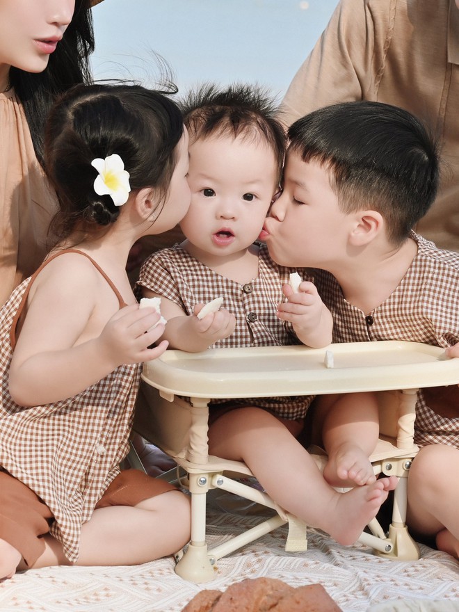 Thiên kim nhà đại gia Minh Nhựa đăng ảnh mừng sinh nhật con trai, fan xuýt xoa vì 3 bé đáng yêu như thiên thần- Ảnh 8. Thiên kim nhà đại gia Minh Nhựa đăng ảnh mừng sinh nhật con trai, fan xuýt xoa vì 3 bé đáng yêu như thiên thần- Ảnh 8.