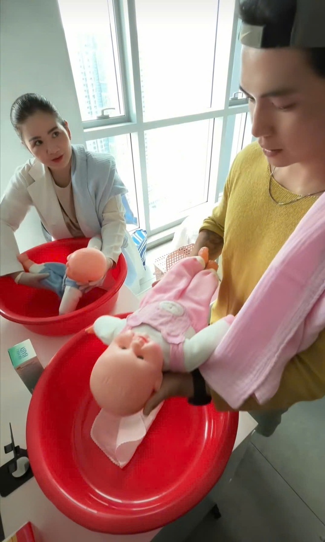 Ông xã Huy Trần đã học gì mà khiến bà bầu Ngô Thanh Vân phải Ông xã Huy Trần đã học gì mà khiến bà bầu Ngô Thanh Vân phải