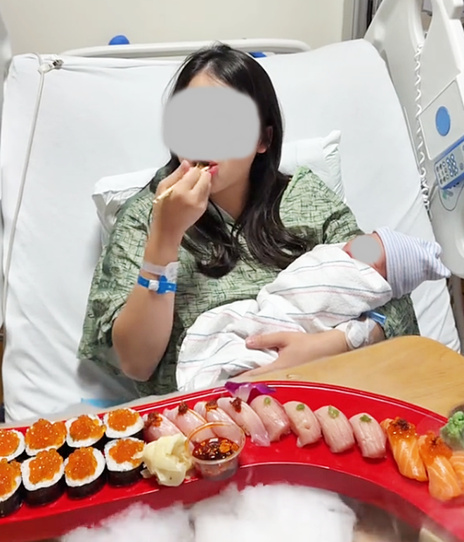 Sản phụ gây tranh cãi dữ dội vì vừa sinh xong đã mukbang sushi ngay trên giường bệnh, ôm con ngồi ăn giữa làn khói mịt mù- Ảnh 2. Sản phụ gây tranh cãi dữ dội vì vừa hi88.com lừa đảo đã mukbang sushi ngay trên giường bệnh, ôm con ngồi ăn giữa làn khói mịt mù- Ảnh 2.