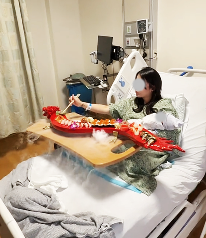 Sản phụ gây tranh cãi dữ dội vì vừa sinh xong đã mukbang sushi ngay trên giường bệnh, ôm con ngồi ăn giữa làn khói mịt mù- Ảnh 5. Sản phụ gây tranh cãi dữ dội vì vừa hi88.com lừa đảo đã mukbang sushi ngay trên giường bệnh, ôm con ngồi ăn giữa làn khói mịt mù- Ảnh 5.