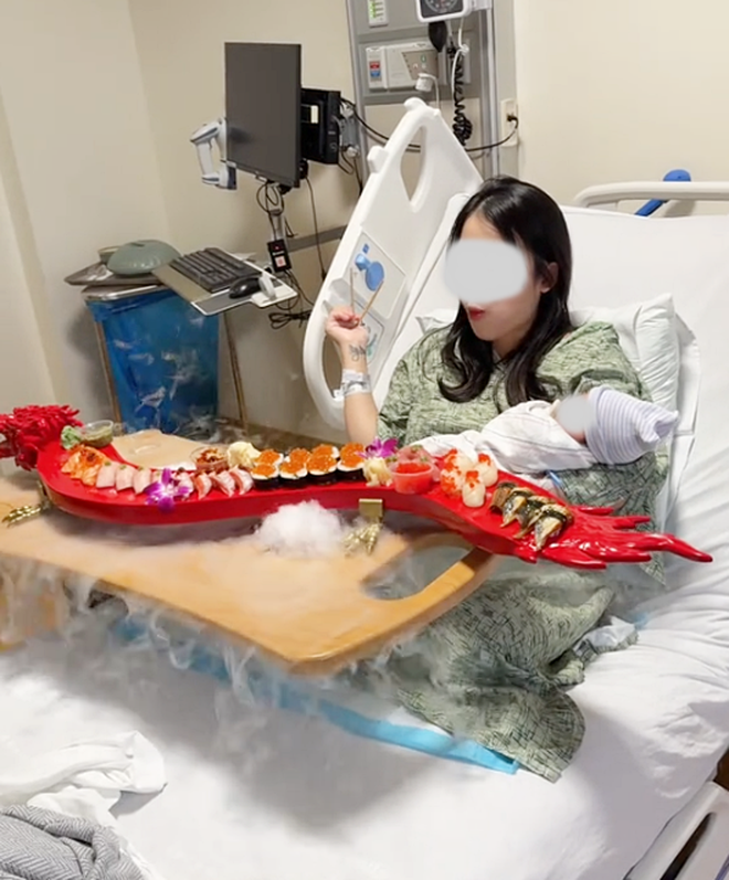 Sản phụ gây tranh cãi dữ dội vì vừa sinh xong đã mukbang sushi ngay trên giường bệnh, ôm con ngồi ăn giữa làn khói mịt mù- Ảnh 6. Sản phụ gây tranh cãi dữ dội vì vừa hi88.com lừa đảo đã mukbang sushi ngay trên giường bệnh, ôm con ngồi ăn giữa làn khói mịt mù- Ảnh 6.
