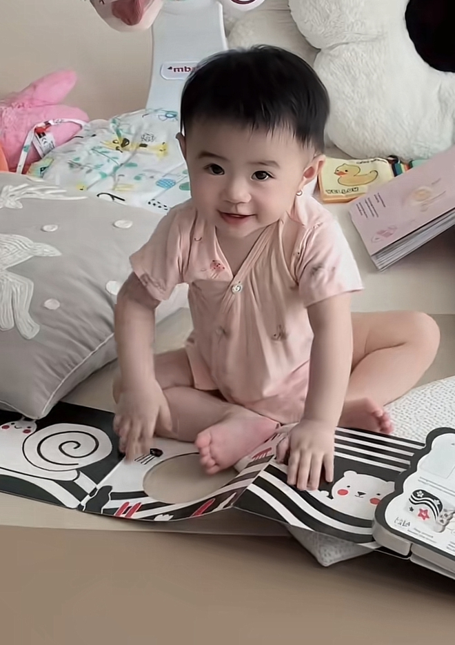 Bé Nubi nhà Võ Hoàng Yến thích xem sách từ lúc mới sinh, hội bỉm sữa nhìn phát là nhận ra ngay bộ 