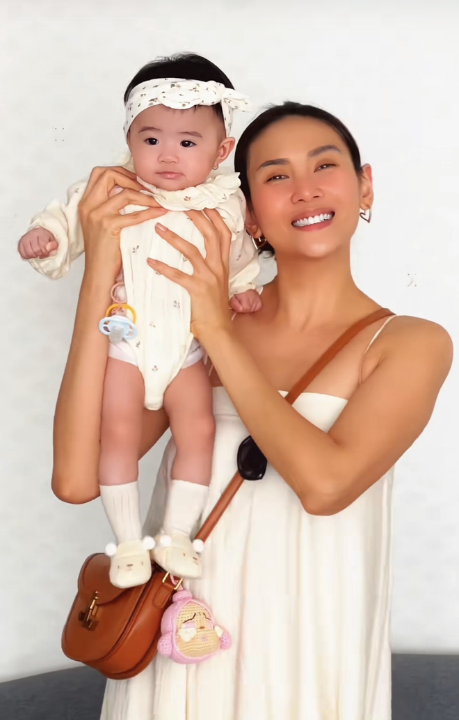 Bé Nubi nhà Võ Hoàng Yến thích xem sách từ lúc mới sinh, hội bỉm sữa nhìn phát là nhận ra ngay bộ 
