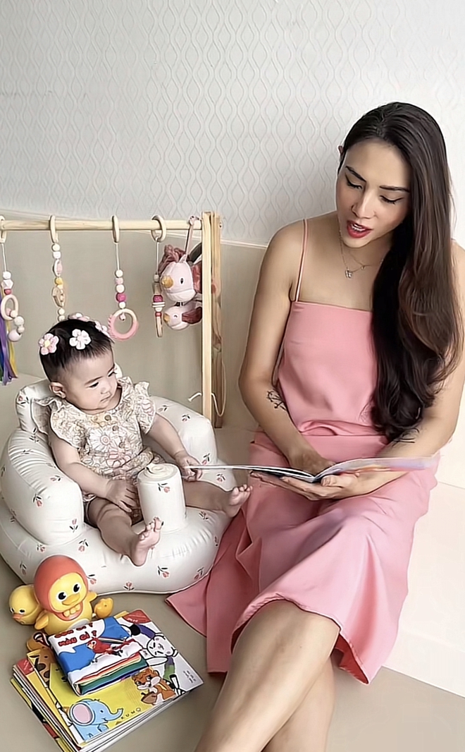 Bé Nubi nhà Võ Hoàng Yến thích xem sách từ lúc mới sinh, hội bỉm sữa nhìn phát là nhận ra ngay bộ 