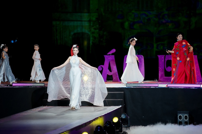 Hoa hậu Phan Thị Mơ đắt show sự kiện, tiết lộ chuyện xây nhà tiền tỷ tặng ba mẹ- Ảnh 2. Hoa hậu Phan Thị Mơ đắt show sự kiện, tiết lộ chuyện xây nhà tiền tỷ tặng ba mẹ- Ảnh 2.