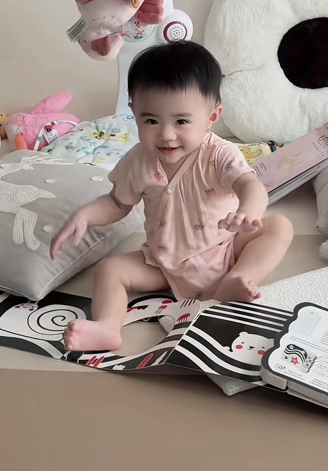 Bé Nubi nhà Võ Hoàng Yến thích xem sách từ lúc mới sinh, hội bỉm sữa nhìn phát là nhận ra ngay bộ 