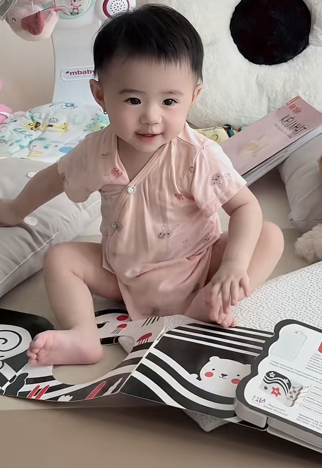 Bé Nubi nhà Võ Hoàng Yến thích xem sách từ lúc mới sinh, hội bỉm sữa nhìn phát là nhận ra ngay bộ 
