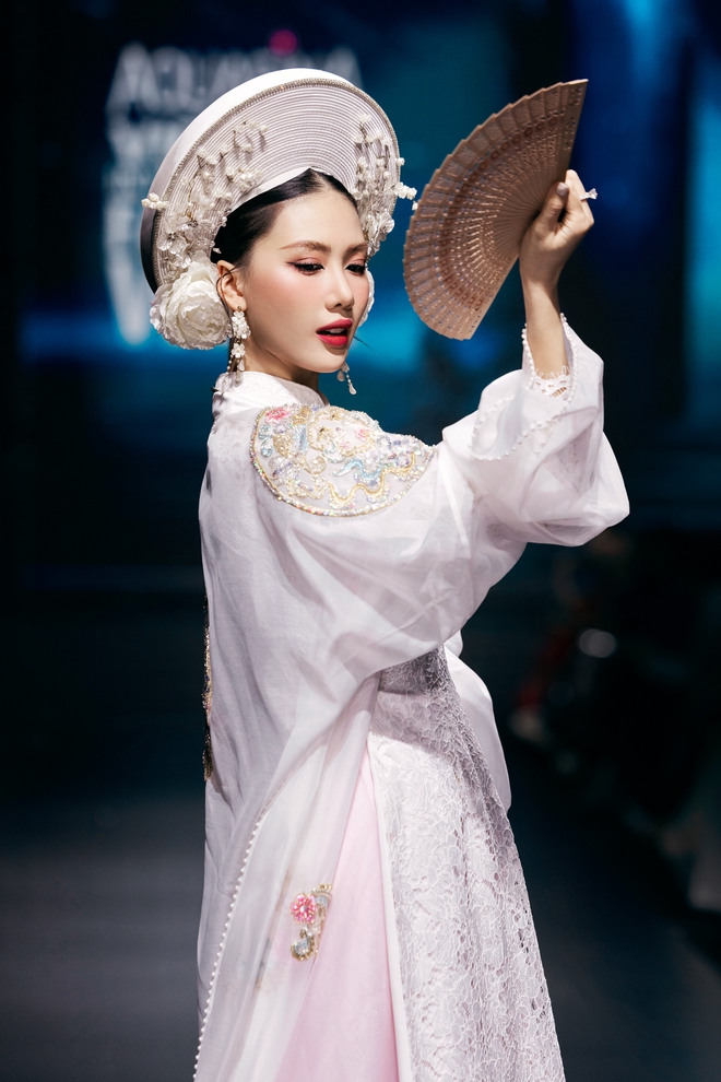 Sao mai Thu Hằng xinh đẹp nổi bật, hát mở màn show thời trang của Cao Minh Tiến- Ảnh 14. Sao mai Thu Hằng xinh đẹp nổi bật, hát mở màn show thời trang của Cao Minh Tiến- Ảnh 14.