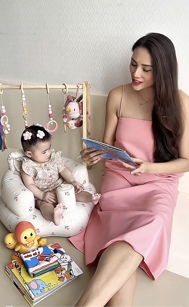 Bé Nubi nhà Võ Hoàng Yến thích xem sách từ lúc mới sinh, hội bỉm sữa nhìn phát là nhận ra ngay bộ 