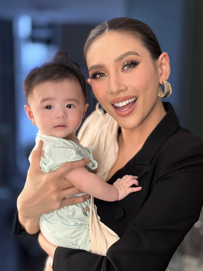 Bé Nubi nhà Võ Hoàng Yến thích xem sách từ lúc mới sinh, hội bỉm sữa nhìn phát là nhận ra ngay bộ 