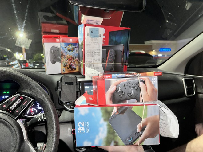Nhân viên bán hàng ghim hóa đơn lên hộp Nintendo Switch 2, đục thủng 2 lỗ trên màn hình máy- Ảnh 2. Nhân viên bán hàng ghim hóa đơn lên hộp Nintendo Switch 2, đục thủng 2 lỗ trên màn hình máy- Ảnh 2.