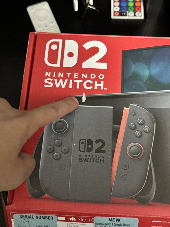 Nhân viên bán hàng ghim hóa đơn lên hộp Nintendo Switch 2, đục thủng 2 lỗ trên màn hình máy- Ảnh 6. Nhân viên bán hàng ghim hóa đơn lên hộp Nintendo Switch 2, đục thủng 2 lỗ trên màn hình máy- Ảnh 6.