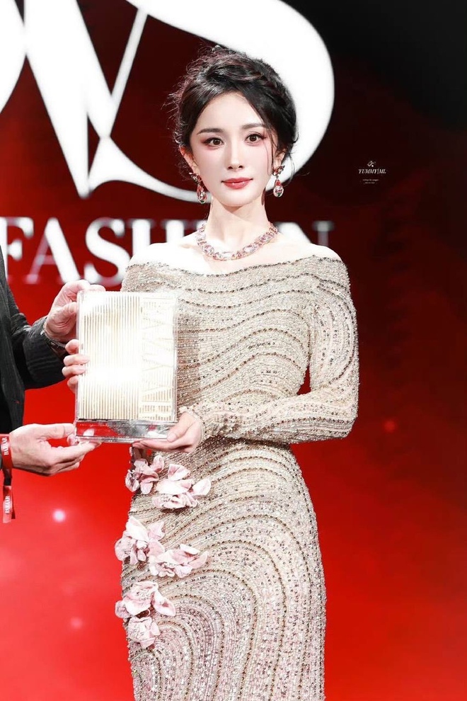 Đại minh tinh Cbiz đi event mà tóc rối “như tổ quạ”, nét mặt khác lạ tới nỗi không nhận ra- Ảnh 2. Đại hi88.com - hi88.win đi event mà tóc rối “như tổ quạ”, nét mặt khác lạ tới nỗi không nhận ra- Ảnh 2.