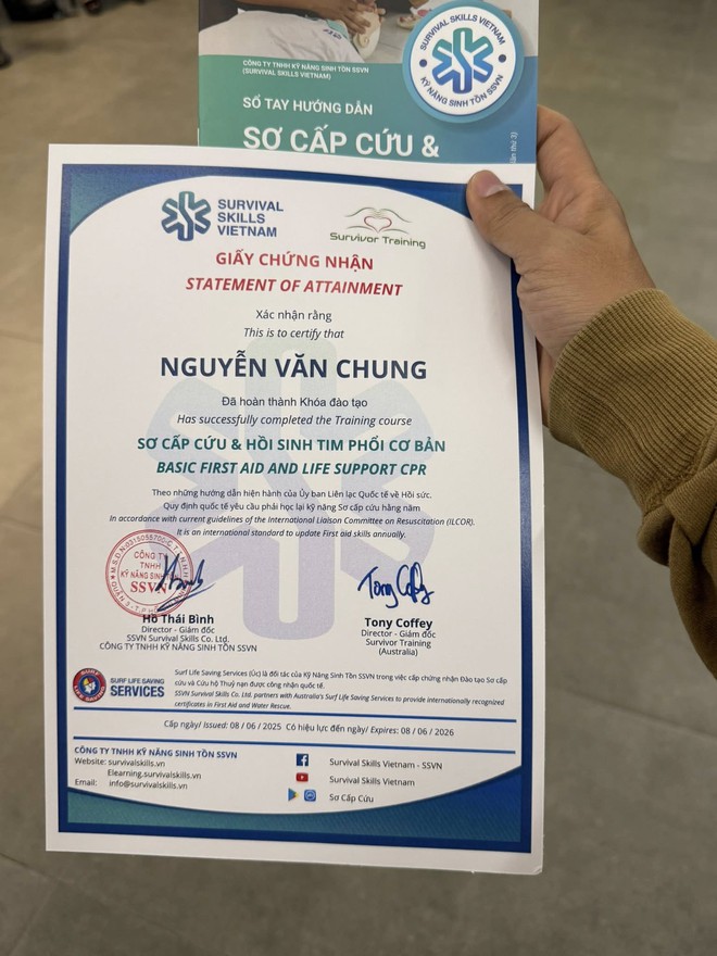 NS Nguyễn Văn Chung - hot dad kiêm cây hài mới nổi dắt 2 con đi học lớp sơ cấp cứu: Dân tình đang khen dở tay thì ông bố này đã tấu hề ngay được- Ảnh 7. NS Nguyễn Văn Chung - hot dad kiêm cây hài mới nổi dắt 2 con đi học lớp sơ cấp cứu: Dân tình đang khen dở tay thì ông bố này đã tấu hề ngay được- Ảnh 7.