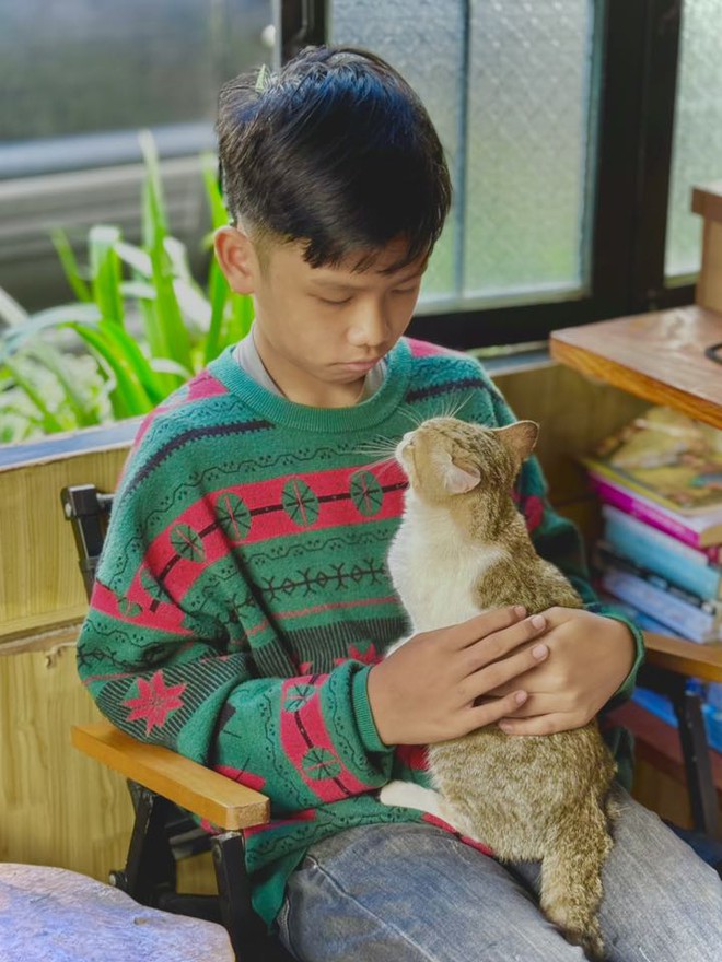 Khoe ảnh mặc chung đồ với con trai tình cảm là thế, hot dad - NS Nguyễn Văn Chung chỉ khiến dân tình cười mệt vì 1 chi tiết Khoe ảnh mặc chung đồ với con trai tình cảm là thế, hot dad - NS Nguyễn Văn Chung chỉ khiến dân tình cười mệt vì 1 chi tiết