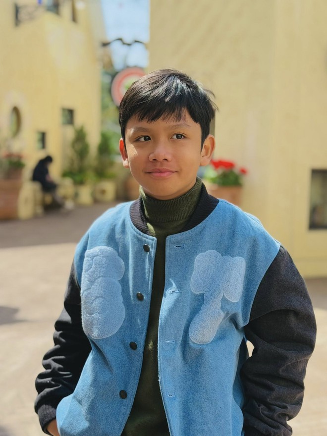 Khoe ảnh mặc chung đồ với con trai tình cảm là thế, hot dad - NS Nguyễn Văn Chung chỉ khiến dân tình cười mệt vì 1 chi tiết Khoe ảnh mặc chung đồ với con trai tình cảm là thế, hot dad - NS Nguyễn Văn Chung chỉ khiến dân tình cười mệt vì 1 chi tiết