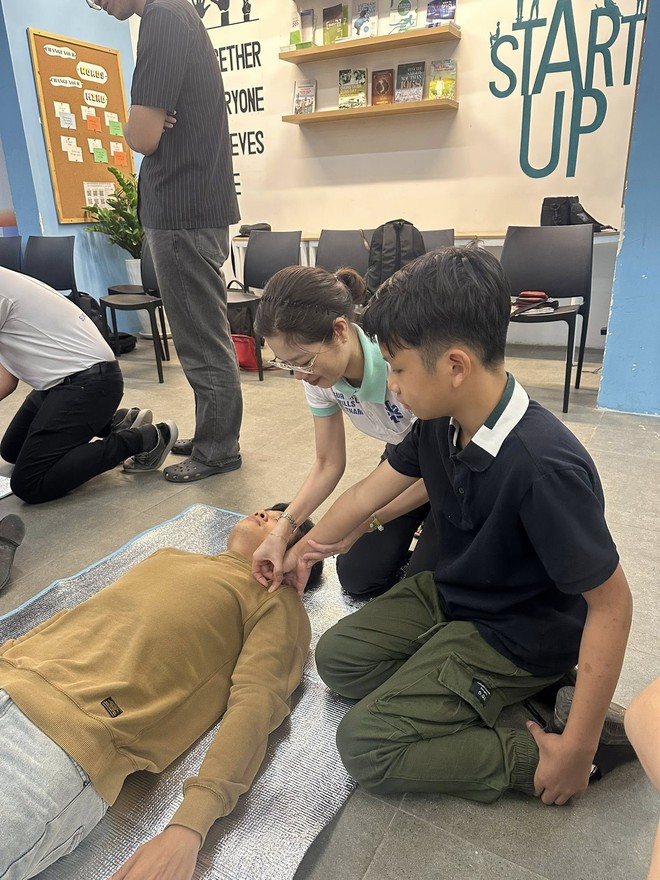 NS Nguyễn Văn Chung - hot dad kiêm cây hài mới nổi dắt 2 con đi học lớp sơ cấp cứu: Dân tình đang khen dở tay thì ông bố này đã tấu hề ngay được- Ảnh 1. NS Nguyễn Văn Chung - hot dad kiêm cây hài mới nổi dắt 2 con đi học lớp sơ cấp cứu: Dân tình đang khen dở tay thì ông bố này đã tấu hề ngay được- Ảnh 1.