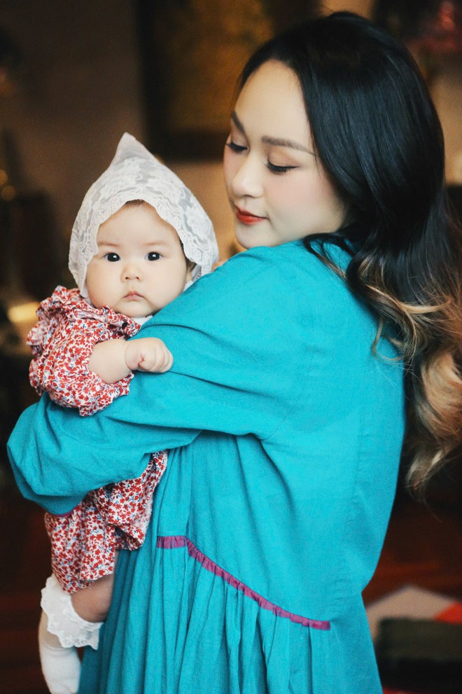 Con gái diva Thanh Lam chính thức gia nhập hội hot mom Việt, không ngờ mới sinh được 6 tháng mà nhan sắc cả mẹ và bé đều rực rỡ đến thế này!- Ảnh 8.