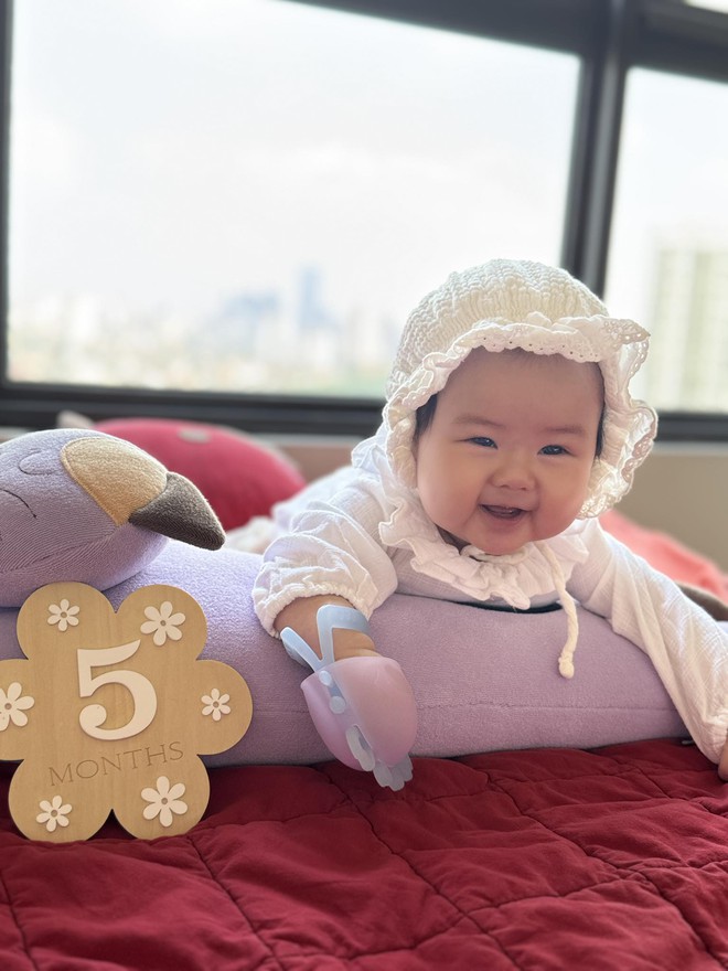 Con gái diva Thanh Lam chính thức gia nhập hội hot mom Việt, không ngờ mới sinh được 6 tháng mà nhan sắc cả mẹ và bé đều rực rỡ đến thế này!- Ảnh 12.