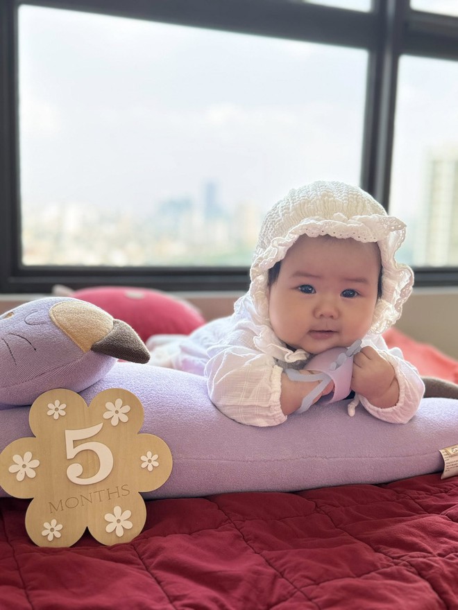 Con gái diva Thanh Lam chính thức gia nhập hội hot mom Việt, không ngờ mới sinh được 6 tháng mà nhan sắc cả mẹ và bé đều rực rỡ đến thế này!- Ảnh 13.