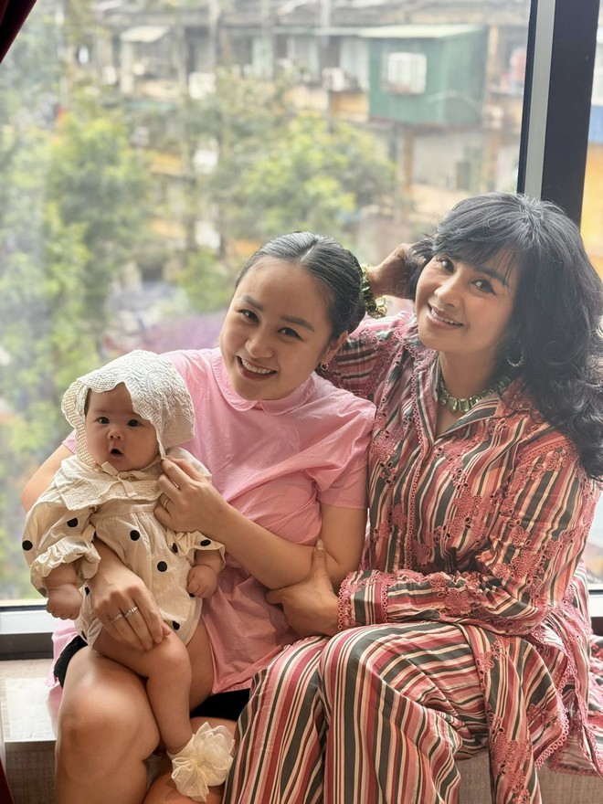 Con gái diva Thanh Lam chính thức gia nhập hội hot mom Việt, không ngờ mới sinh được 6 tháng mà nhan sắc cả mẹ và bé đều rực rỡ đến thế này!- Ảnh 2.