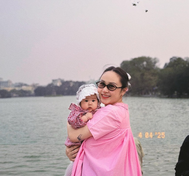 Con gái diva Thanh Lam chính thức gia nhập hội hot mom Việt, không ngờ mới sinh được 6 tháng mà nhan sắc cả mẹ và bé đều rực rỡ đến thế này!- Ảnh 3.