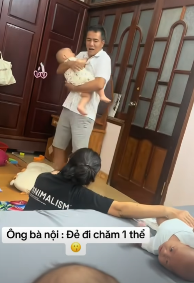 Clip: Ông bà nội bảo đẻ chăm 1 thể, 4 em bé thi nhau oe oe khiến dân tình Clip: Ông bà nội bảo đẻ chăm 1 thể, 4 em bé thi nhau oe oe khiến dân tình