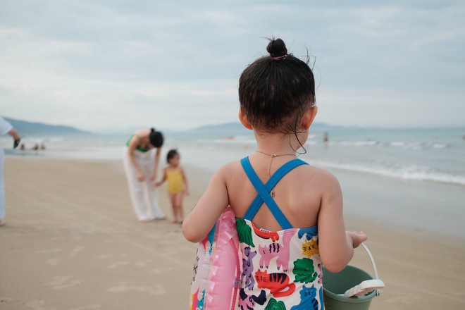 Những bức hình đi biển cực xinh của Pam khiến fan giật mình nhận ra "em bé mặt vuông" lớn nhanh quá rồi!- Ảnh 5.