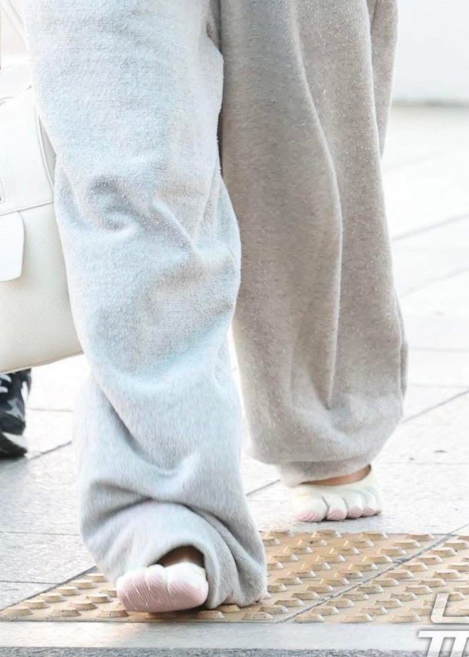 Jennie đi đất? Không hề, đó là đôi giày hot trend nhất lúc này đấy!- Ảnh 3. Jennie đi đất? Không hề, đó là đôi giày hot trend nhất lúc này đấy!- Ảnh 3.