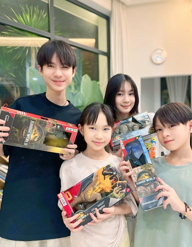 Gia đình Lý Hải - Minh Hà ăn mừng sinh nhật 9 tuổi của cậu út Mio, nhưng anh cả Rio mới là nhân vật "gây sốt"- Ảnh 4. Gia đình Lý Hải - Minh Hà ăn mừng sinh nhật 9 tuổi của cậu út hi88 com, nhưng anh cả Rio mới là nhân vật "gây sốt"- Ảnh 4.