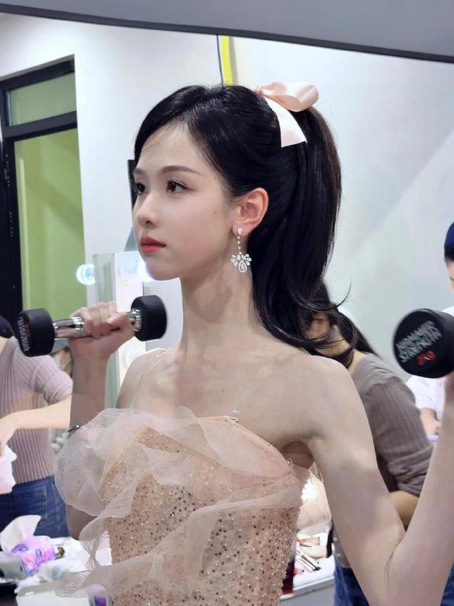 Giật mình với cánh tay cơ bắp của nữ thần tiên tử Cbiz- Ảnh 2. Giật mình với cánh tay cơ bắp của nữ thần tiên tử Cbiz- Ảnh 2.