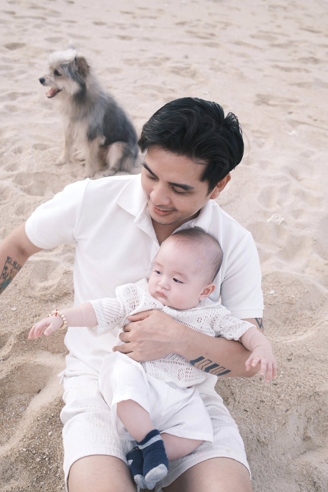 Khoe ảnh con trai mới 5 tháng tuổi, Hồ Quang Hiếu khiến dân tình phát sốt vì nụ cười Khoe ảnh con trai mới 5 tháng tuổi, Hồ Quang Hiếu khiến dân tình phát sốt vì nụ cười