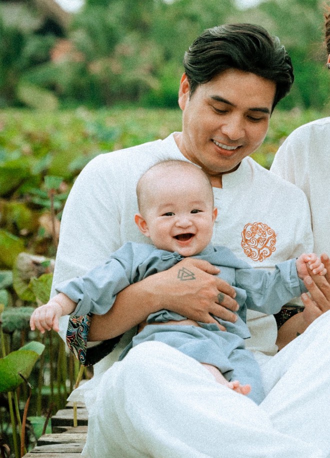 Khoe ảnh con trai mới 5 tháng tuổi, Hồ Quang Hiếu khiến dân tình phát sốt vì nụ cười Khoe ảnh con trai mới 5 tháng tuổi, Hồ Quang Hiếu khiến dân tình phát sốt vì nụ cười