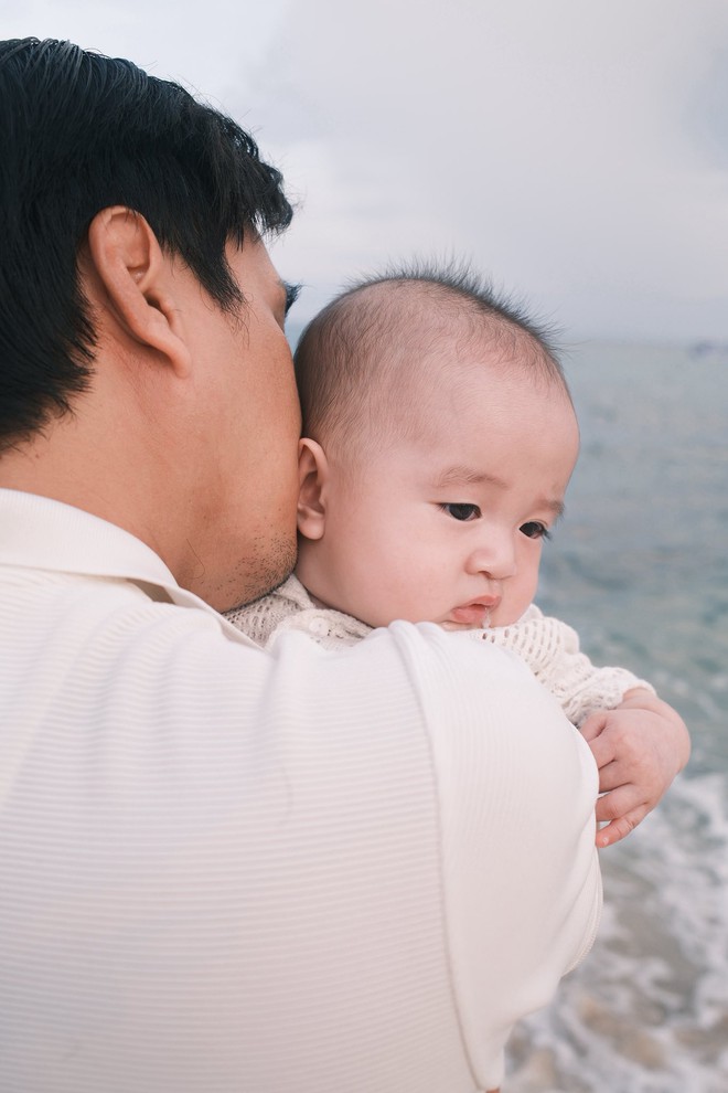 Khoe ảnh con trai mới 5 tháng tuổi, Hồ Quang Hiếu khiến dân tình phát sốt vì nụ cười Khoe ảnh con trai mới 5 tháng tuổi, Hồ Quang Hiếu khiến dân tình phát sốt vì nụ cười