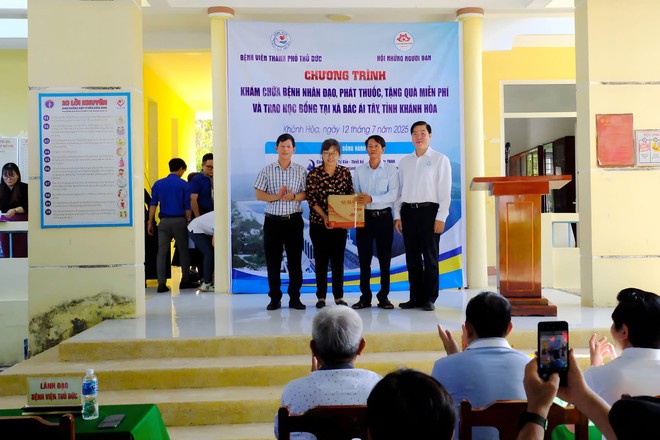 Lan tỏa yêu thương từ trái tim ngành y: Khám bệnh, tặng quà và trao học bổng tại xã Bác Ái Tây, Khánh Hòa- Ảnh 9.